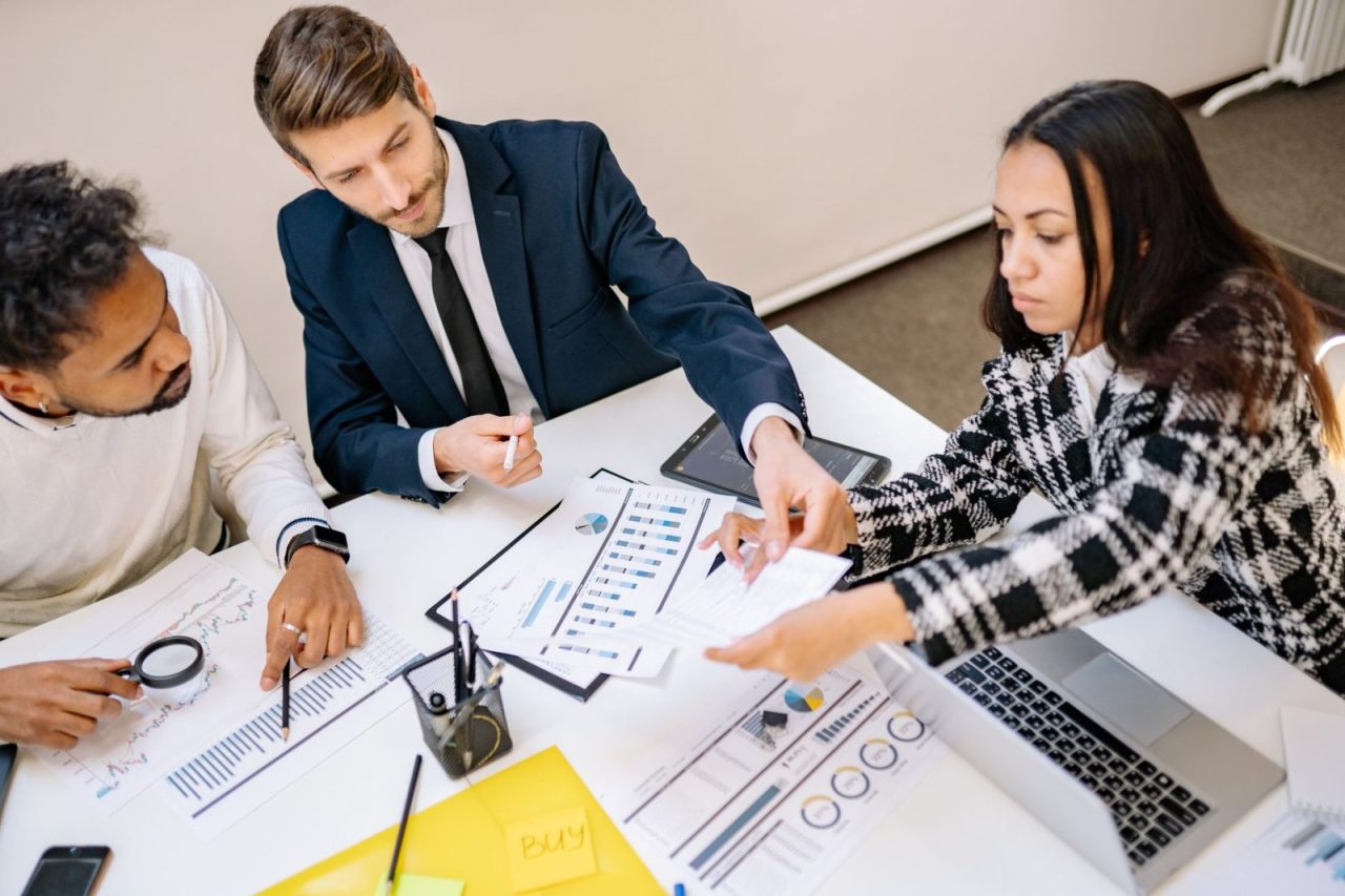 Professionnels en réunion collaborative avec graphiques et documents