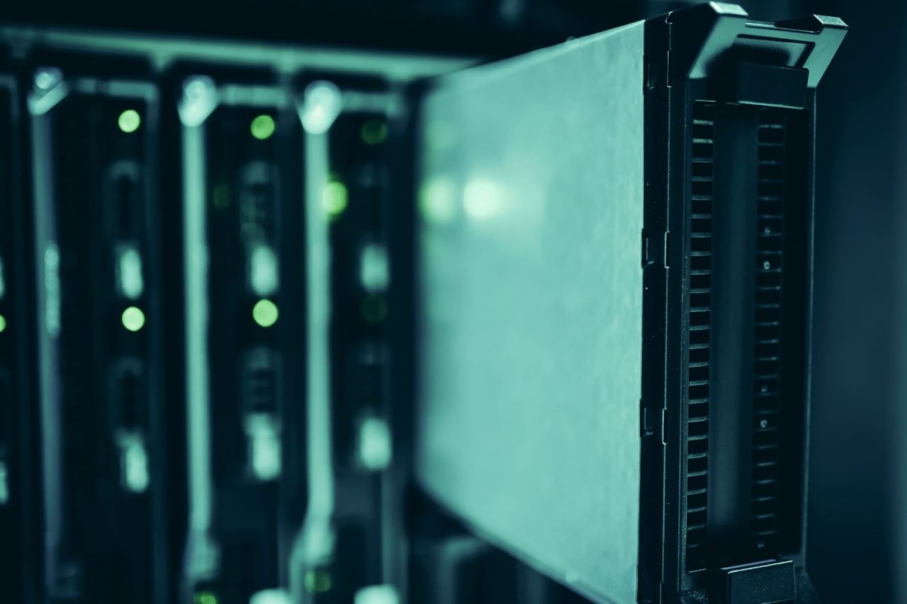 Baies de serveurs dans un data center mettant en avant l'infrastructure technologique